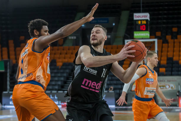 力下的沉着 力下的沉着